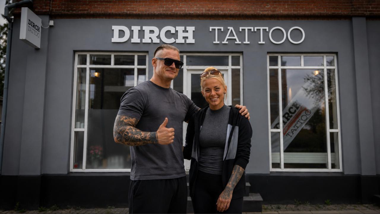 Dirch tattoo studio i Hjørring — facaden og stemningen ved Jernbanegade.